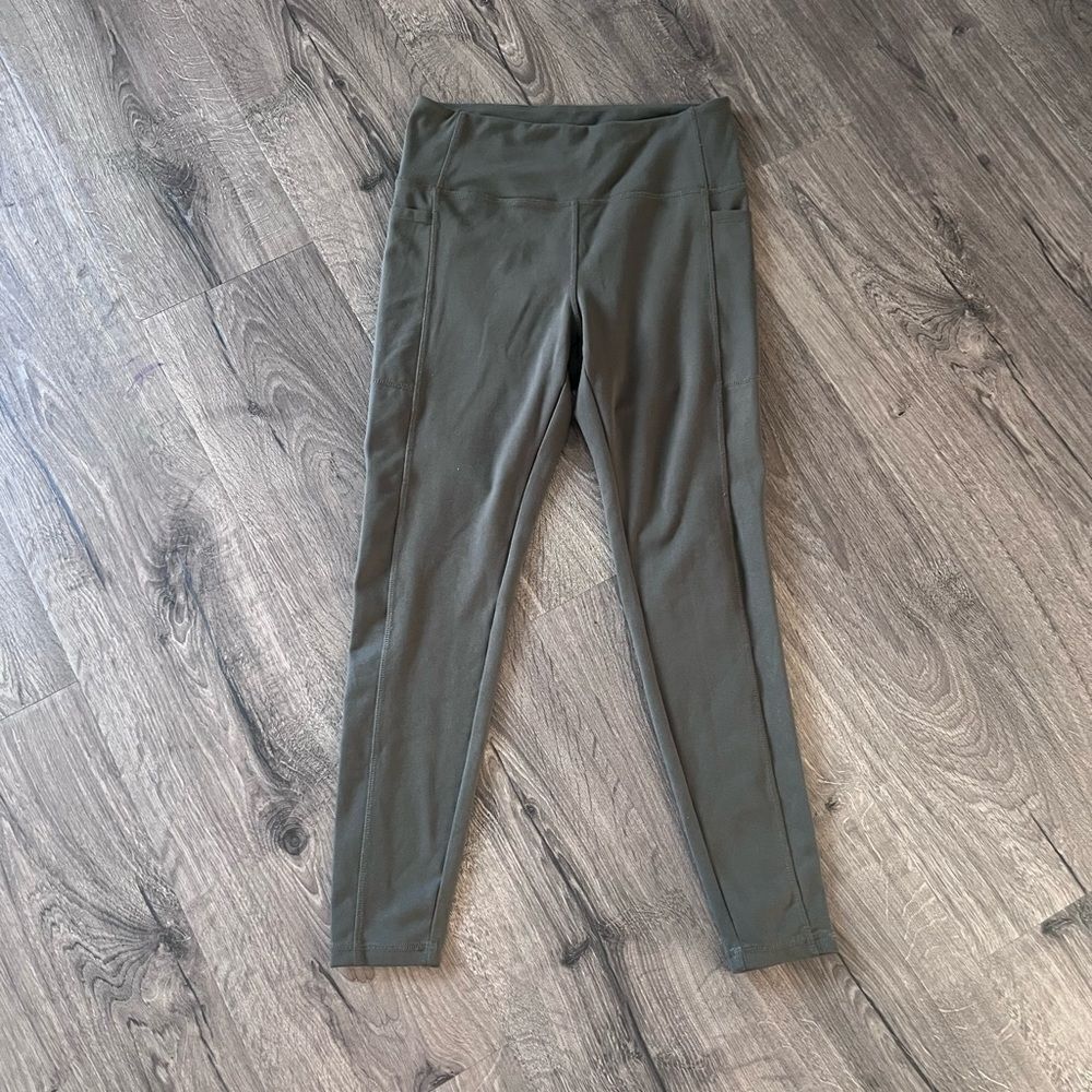 Danskin Women dark green leggings w/ pockets. Size Medium